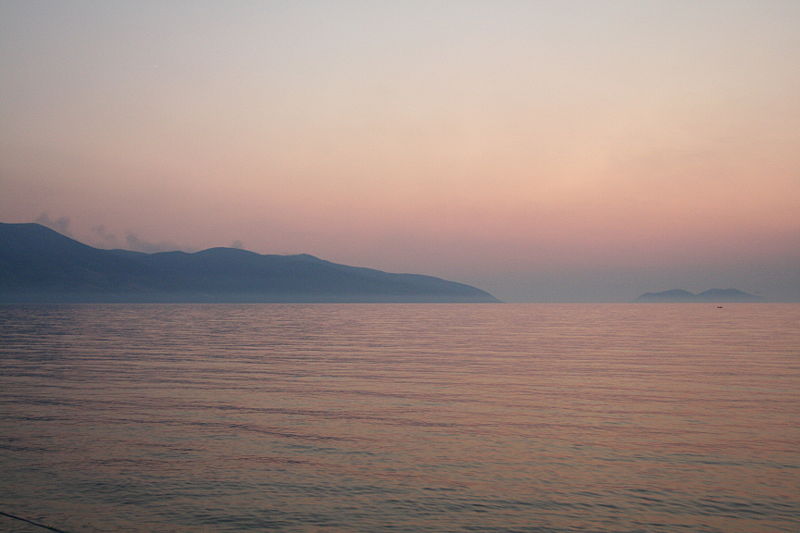 Остров Сазани (справа), вид с Влёры
