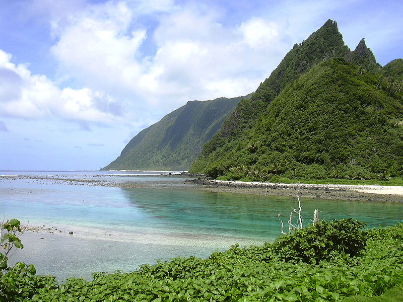 Вид на южный берег острова Офу с острова Олосега