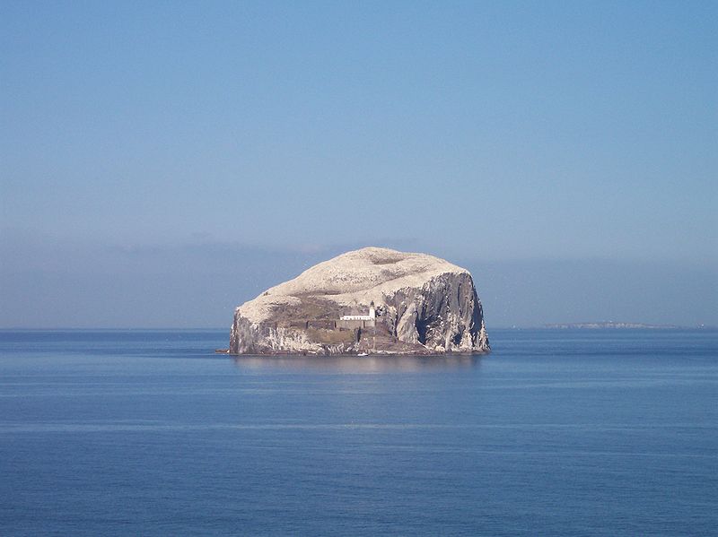 Вид на остров Басс-Рок из замка Танталлон