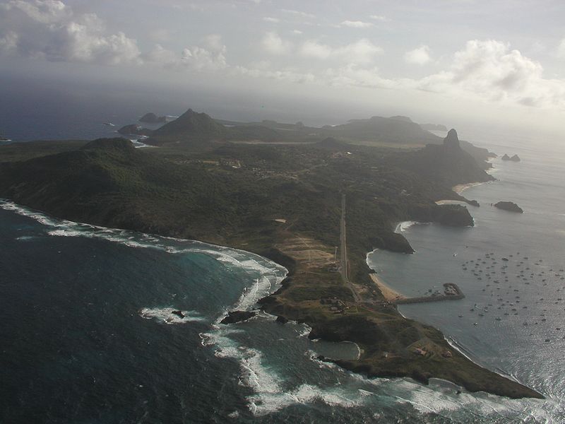 Вид с высоты на архипелаг Фернанду-ди-Норонья