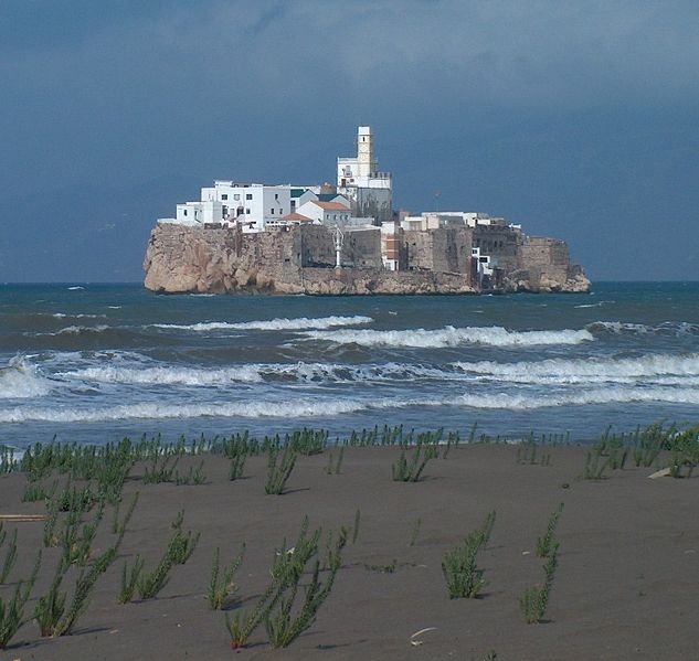 Остров Пеньон-де-Алусемас с марокканского берега