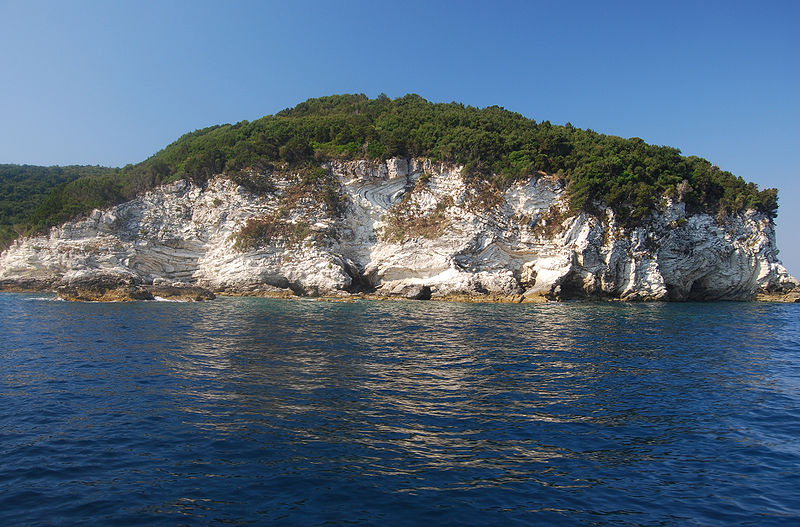 Берег острова Антапаксоса