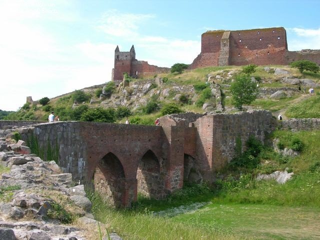 Остатки средневековой крепости Хаммерсхус на острове Борнхольм