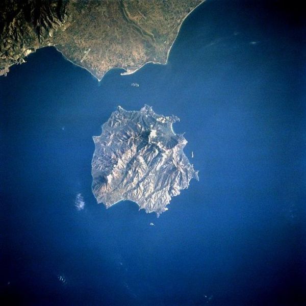 Вид острова Тасос из космоса