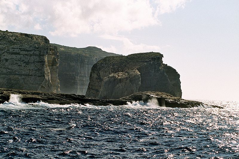 Вид на остров Грибная скала с моря