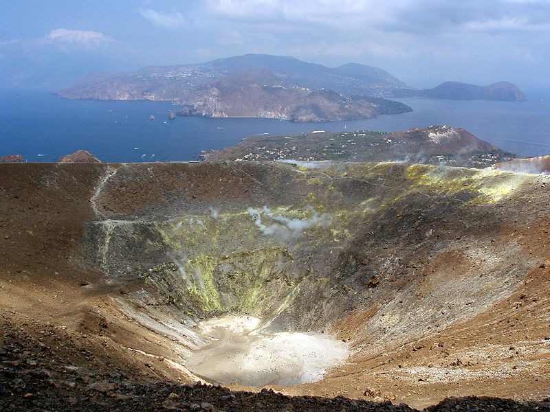 Вулкан на острове Вулькано