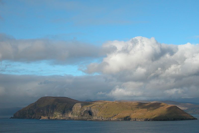Вид на остров Хестур с моря
