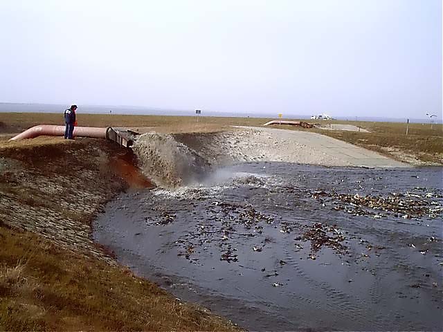 Слив грязи после очистки дна Кетелмера на острове Эйсселог
