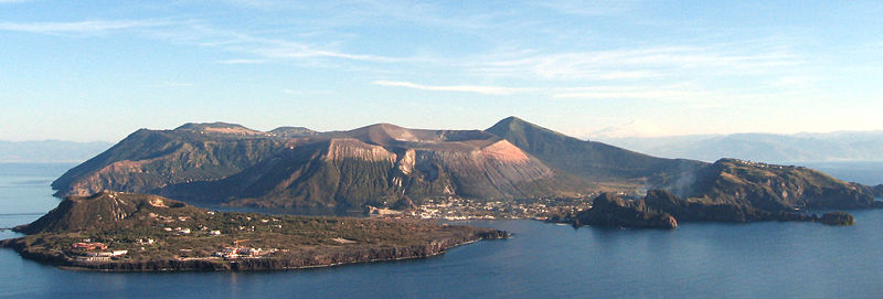 Вид на Вулькано с соседнего острова Липари 