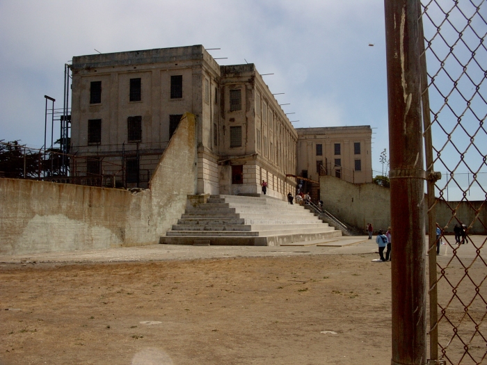 Вид на тюрьму Алькатрас из внутреннего двора