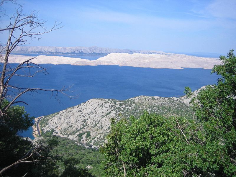 Вид на остров Паг с хребта Велебит