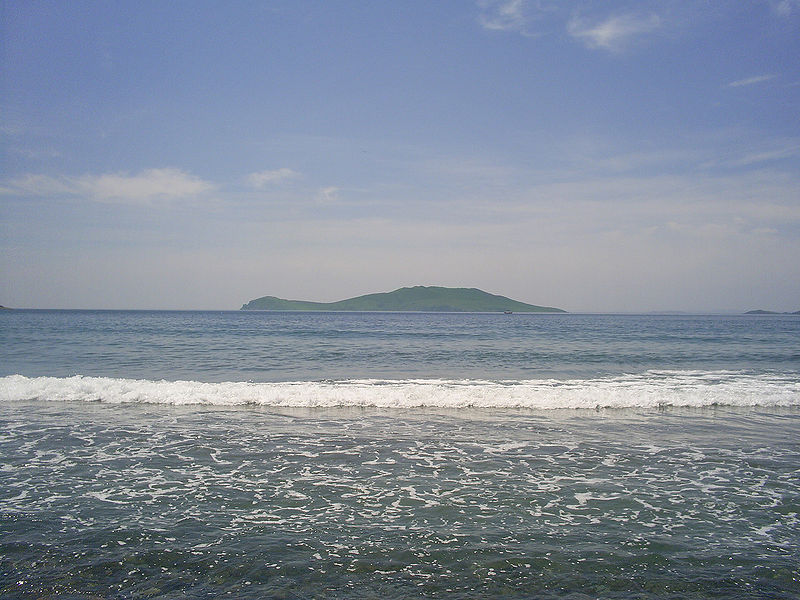 Вид на остров Рикорда с острова Рейнеке