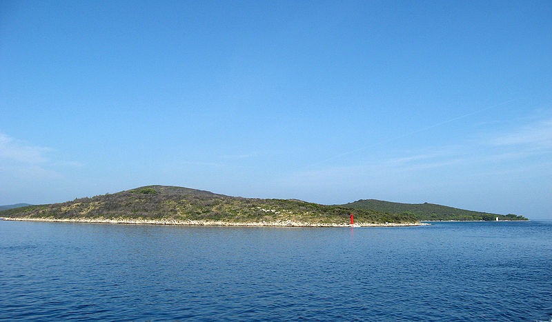 Вид на остров Сеструнь с моря