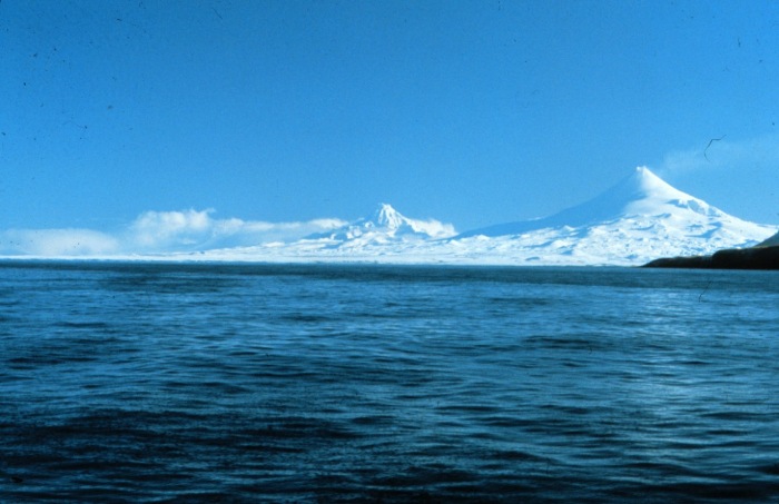 Вид на остров Унимак с моря