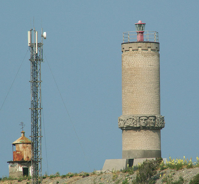 Вид из Утришского дельфинария на памятник-маяк и часовню на острове Утриш