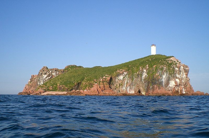 Вид с запада на главный остров в группе островов Верховского