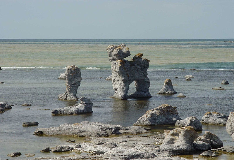 Скалы «раукары» на побережье острова Форё
