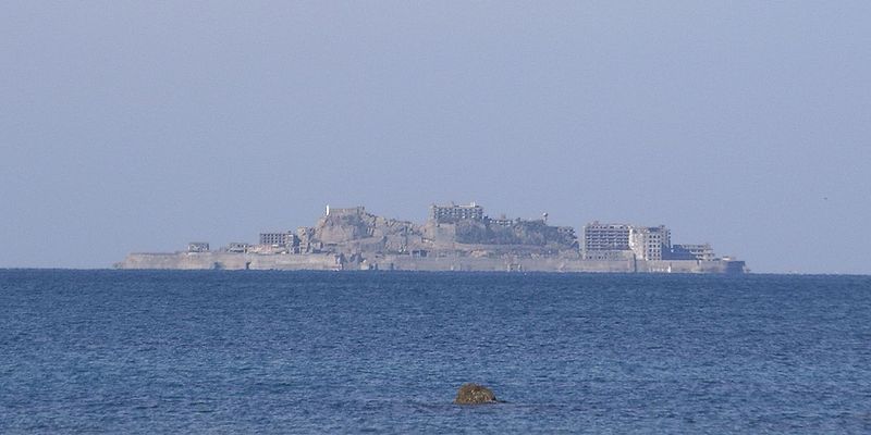 Вид на остров Хасима с моря
