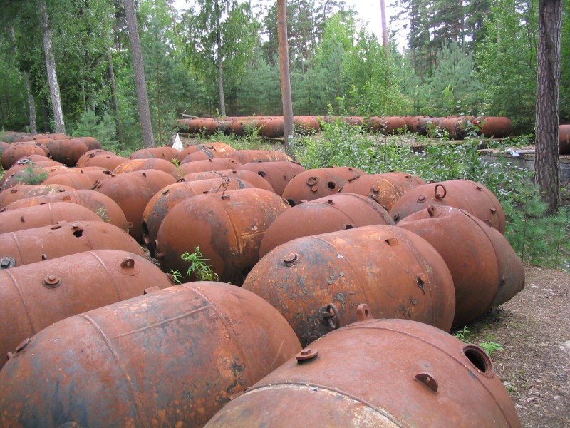 Оставленные военными оболочки мин на острове Найссаар