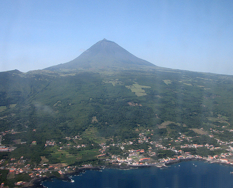 Вид с самолёта на остров Пику