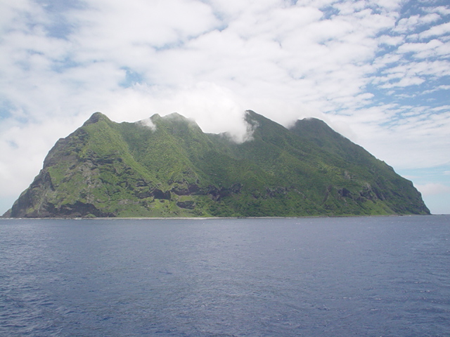 Вид на остров Северный Иото с моря