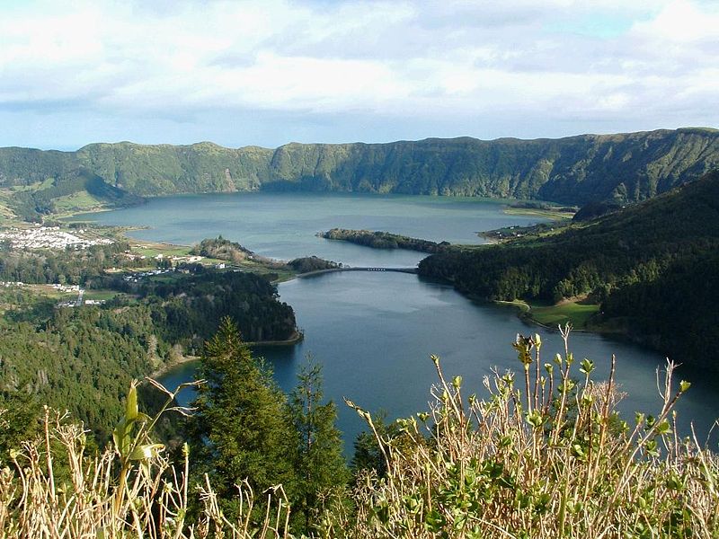 Двойное озеро на острове Сан-Мигел