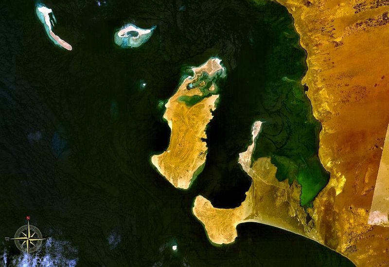 Остров Камаран на карте