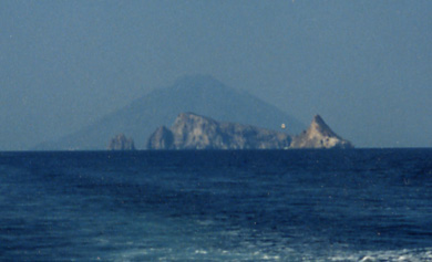 Вид на остров Басилуццо с моря